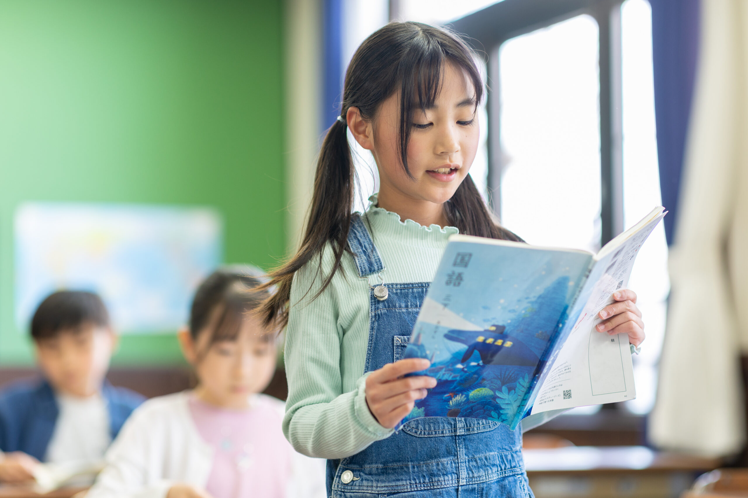 教科書を読む女の子